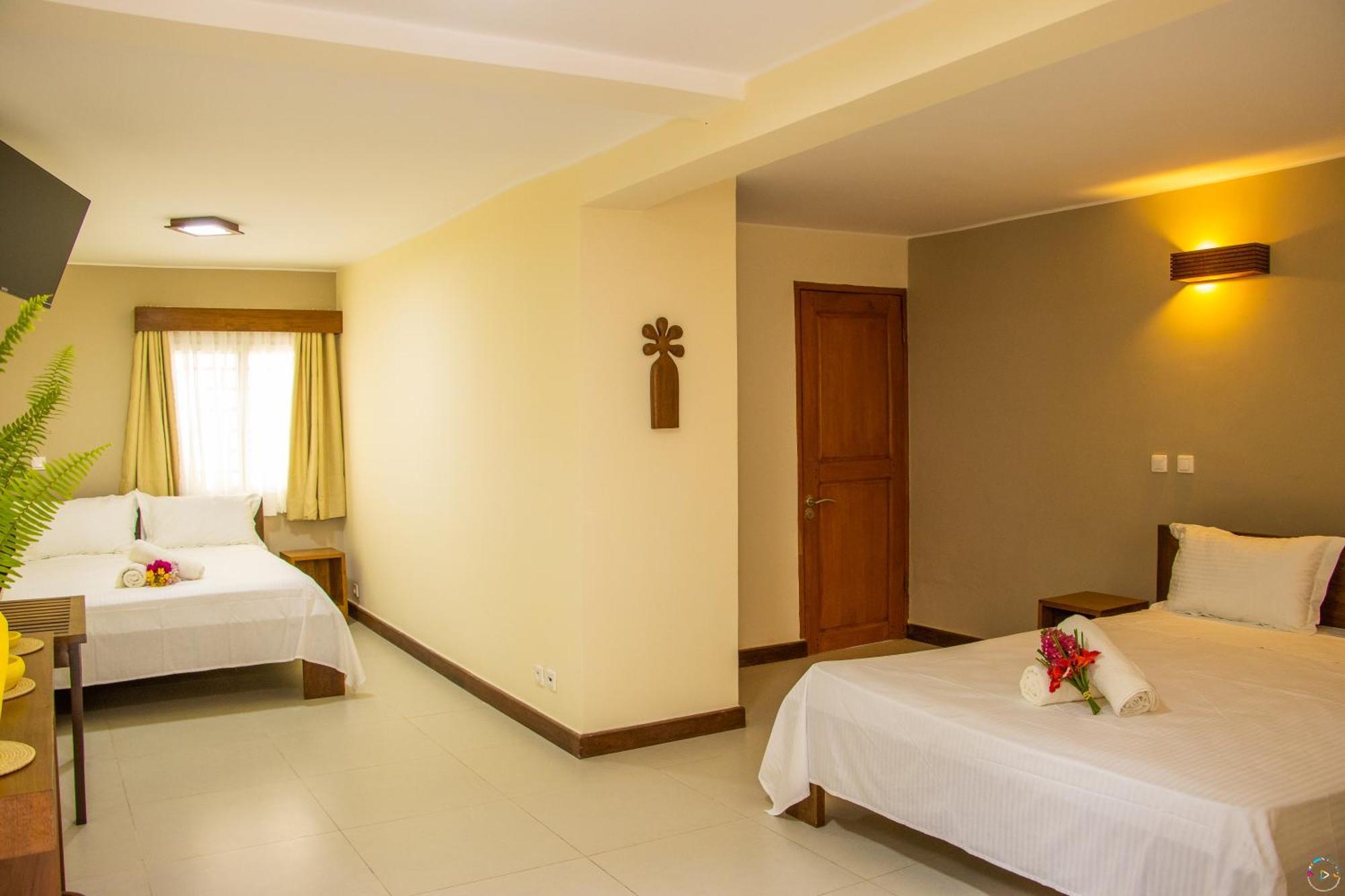Hotel Baobab Cafe Morondava Bagian luar foto