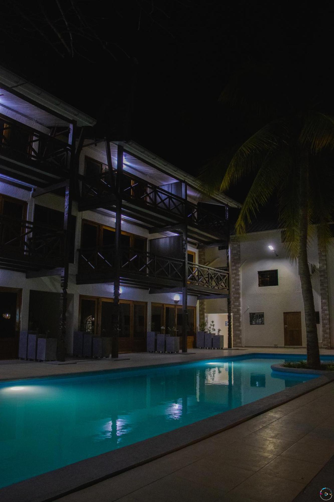 Hotel Baobab Cafe Morondava Bagian luar foto