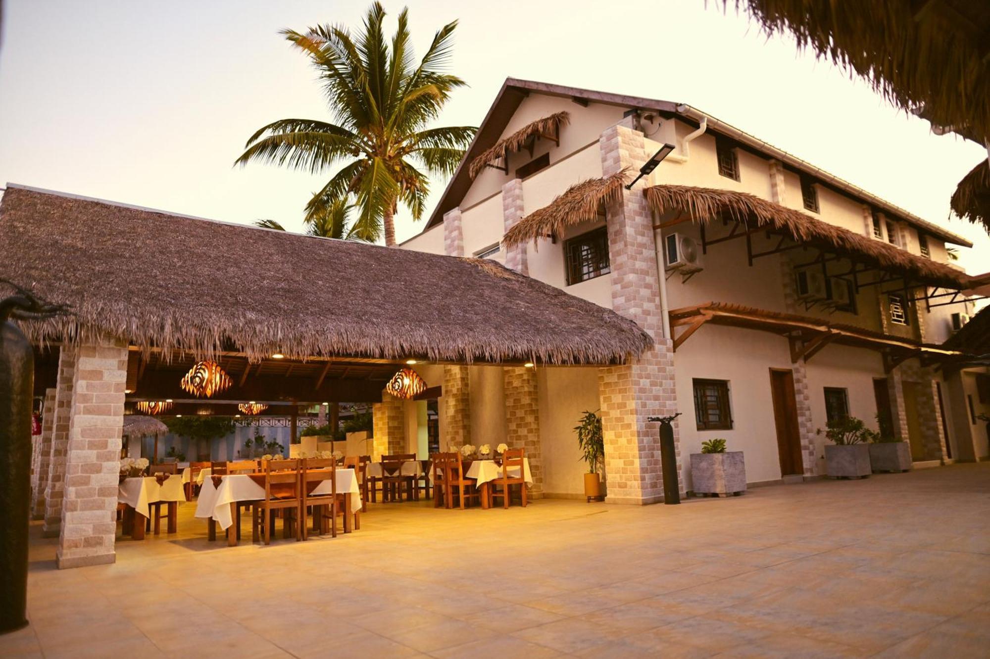 Hotel Baobab Cafe Morondava Bagian luar foto
