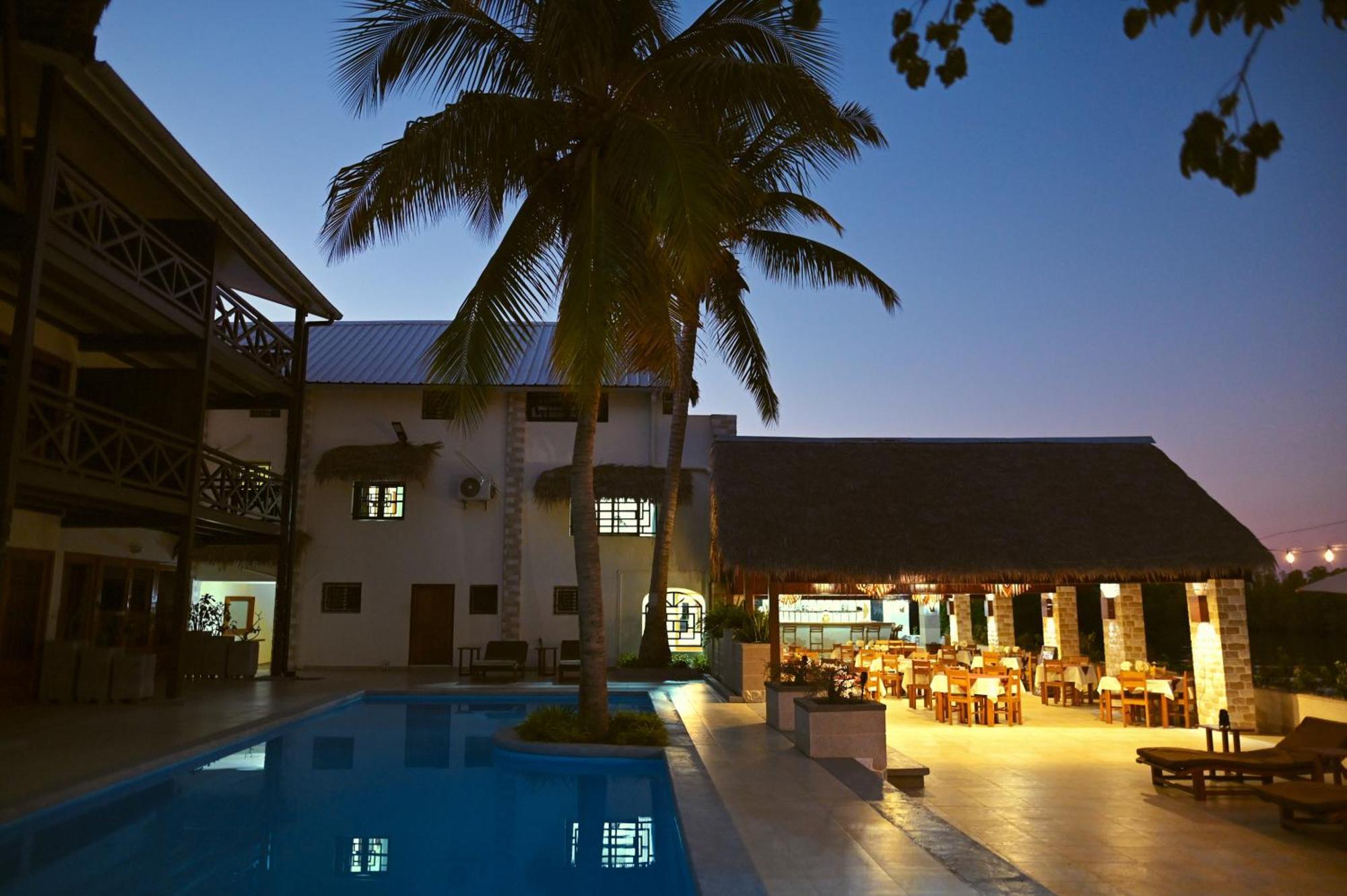 Hotel Baobab Cafe Morondava Bagian luar foto