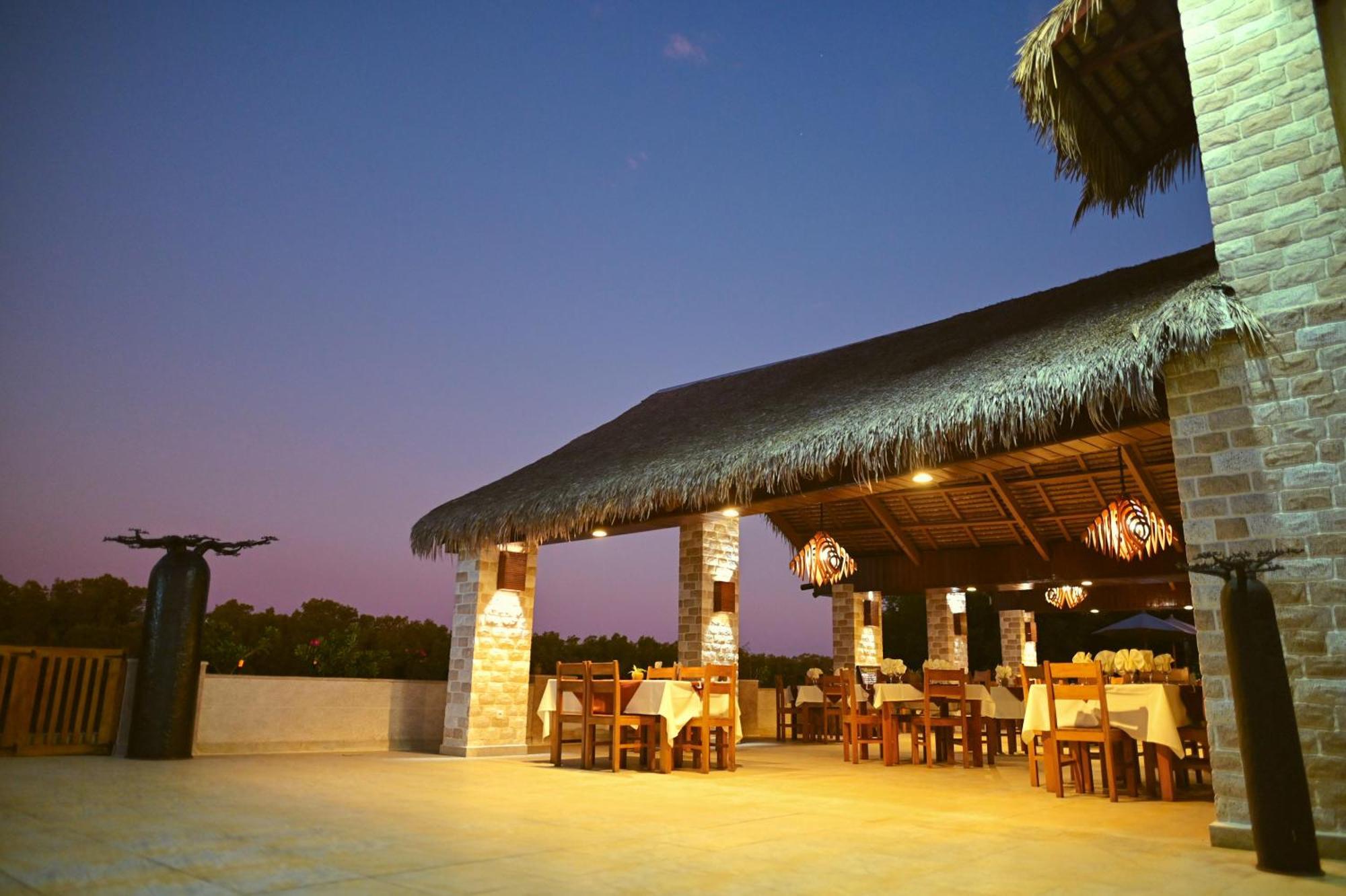 Hotel Baobab Cafe Morondava Bagian luar foto
