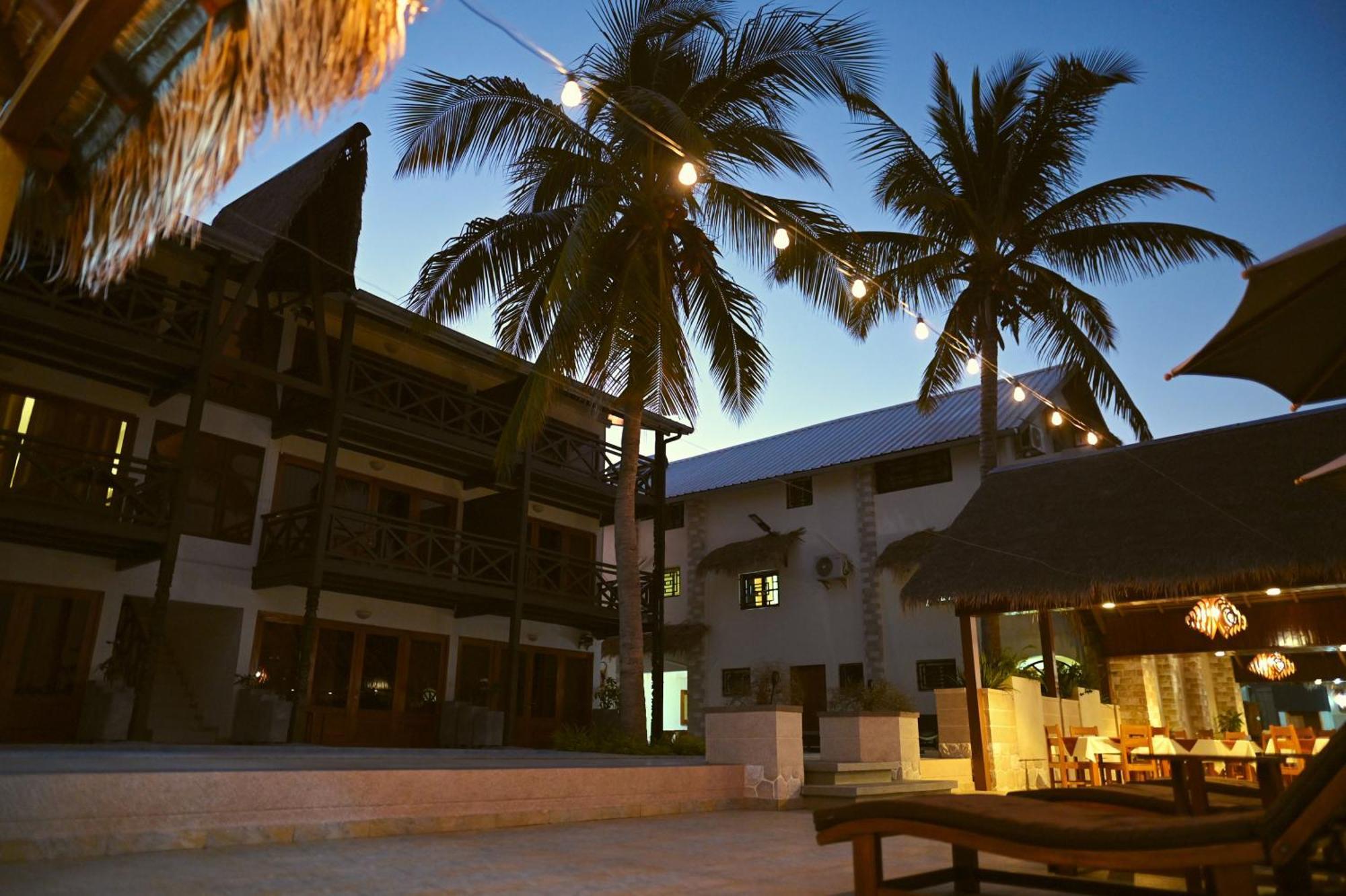 Hotel Baobab Cafe Morondava Bagian luar foto
