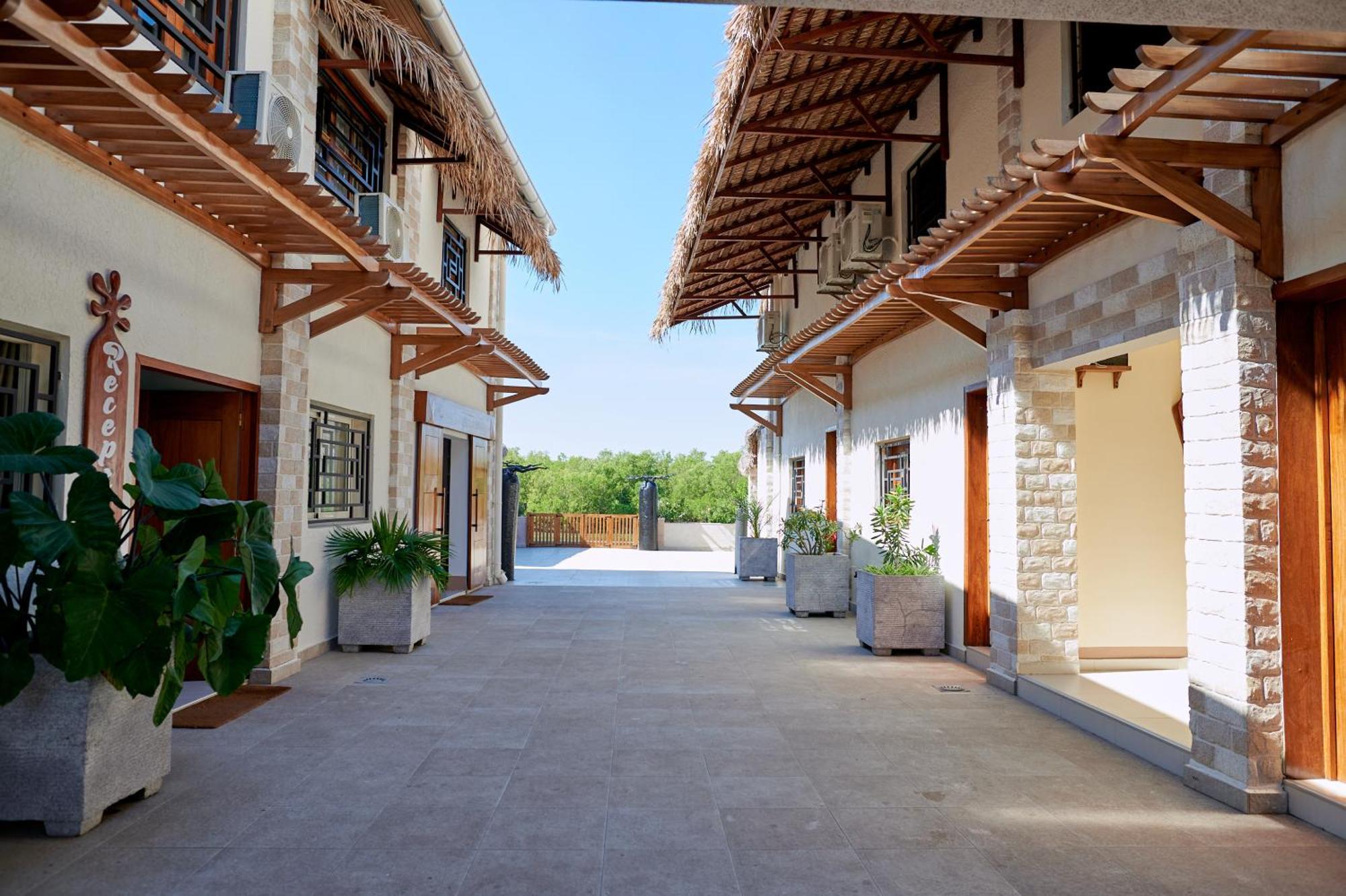 Hotel Baobab Cafe Morondava Bagian luar foto